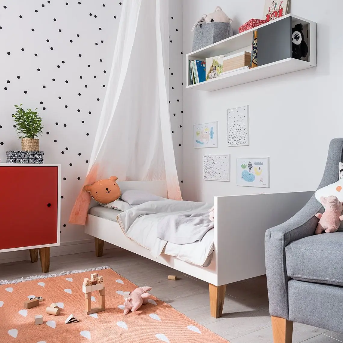 Babybett umgebaut in Kinderbett – Kinderzimmer-Oase